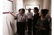 在纪念毛主席诞辰笔会上，毛新宇将军观看詹亚军...